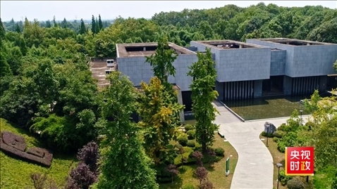 △2021年正式投入使用的三星堆文物保護(hù)修復(fù)館，堅(jiān)持保護(hù)修復(fù)與考古研究同步進(jìn)行，館內(nèi)分文保工作區(qū)和參觀區(qū)。