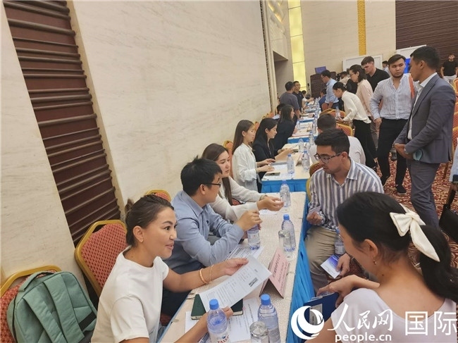 圖為中企代表與哈留華畢業(yè)生現(xiàn)場交流。人民網(wǎng)記者 李強攝