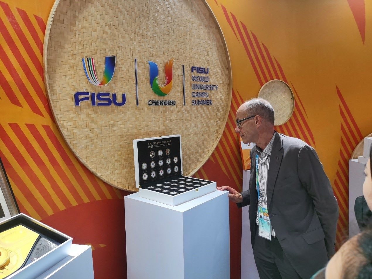 國際大體聯(lián)代理主席雷諾·艾德參觀大運(yùn)會特許商品。 人民網(wǎng)記者 楊磊攝