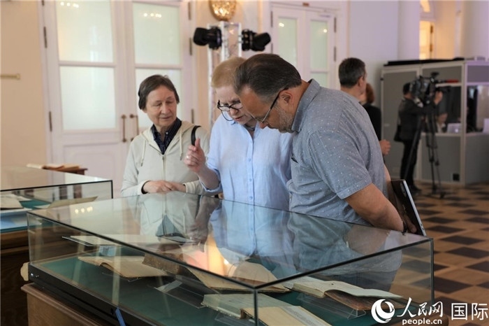 中俄圖書館論壇嘉賓共同參觀由俄羅斯國立列寧圖書館舉辦的館藏中國古籍善本圖書展。人民網(wǎng)記者 隋鑫攝