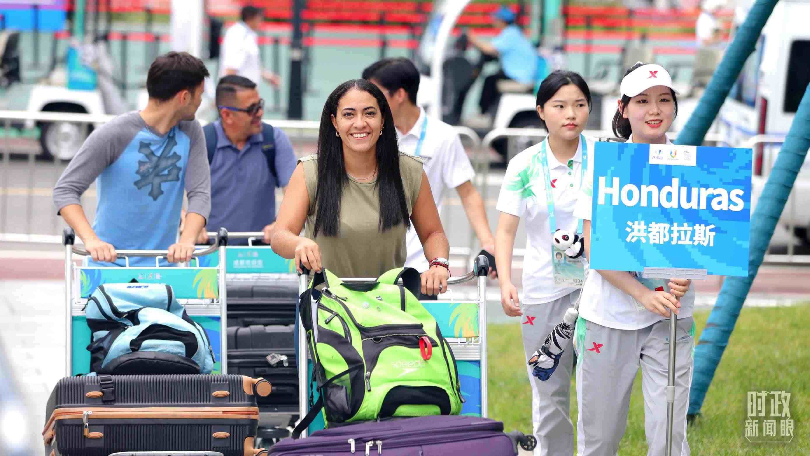 各國代表團成員相繼抵達成都大運村。（總臺央視記者魏幫軍拍攝）