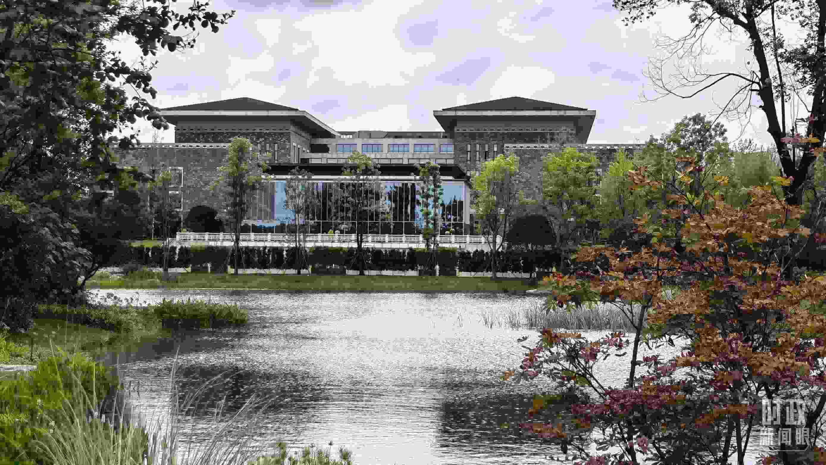 當(dāng)天，中印尼兩國元首在“錦蓉莊”舉行會見。（總臺央視記者韓銳拍攝）