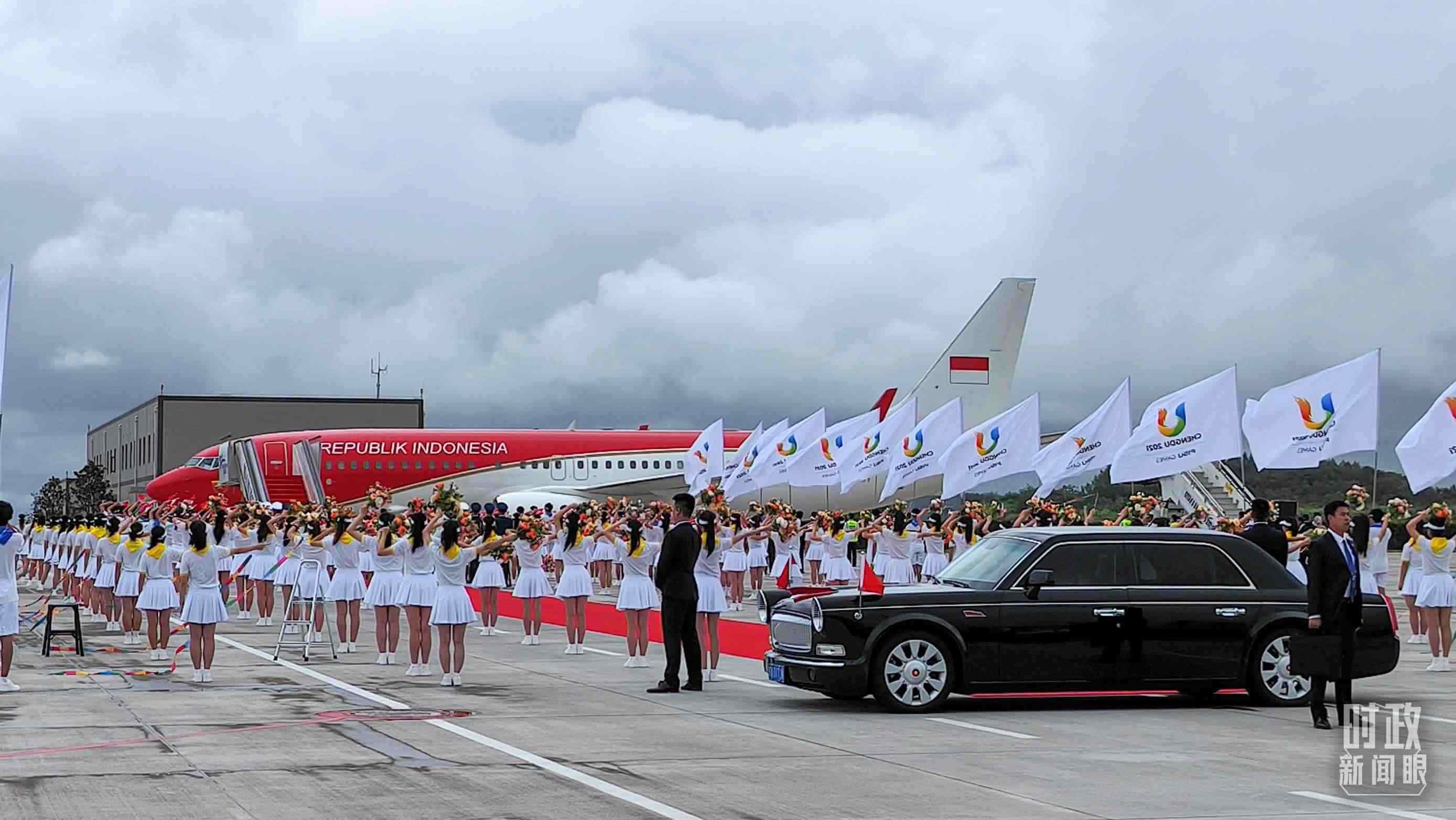 7月27日下午，印尼總統(tǒng)佐科抵達成都。（總臺央視記者王子杭拍攝）