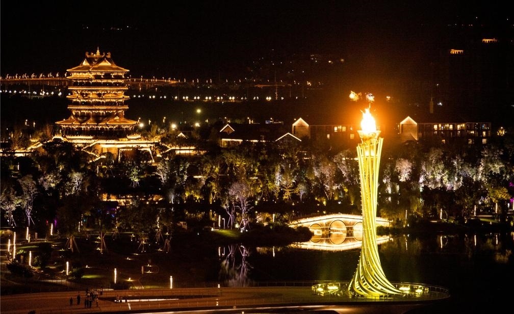 這是7月28日拍攝的成都大運會主火炬。新華社記者曹祎銘攝