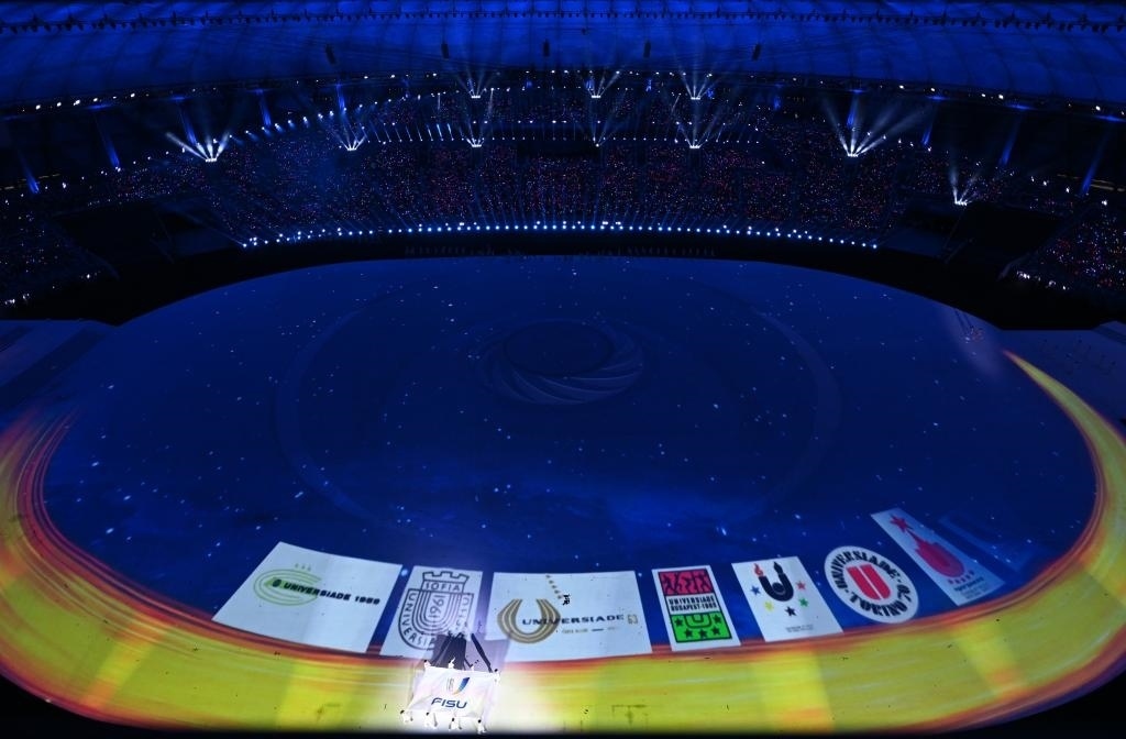 7月28日，國際大學生體育聯(lián)合會會旗在開幕式上入場。新華社記者劉磊攝