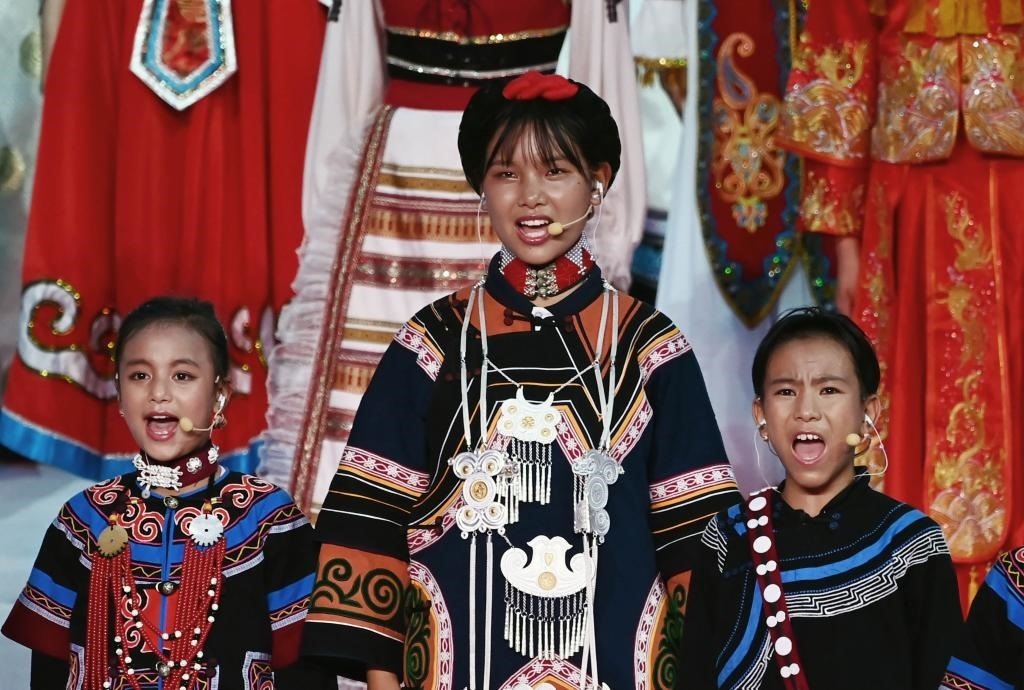 7月28日，吉好有果（中）在開幕式上表演。新華社記者陳澤國攝