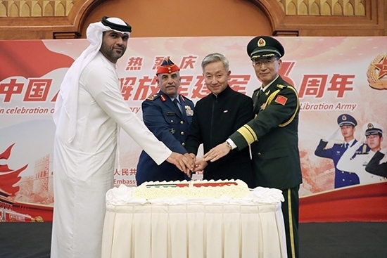 圖為招待會上中阿嘉賓合影。中國駐阿聯(lián)酋大使館供圖
