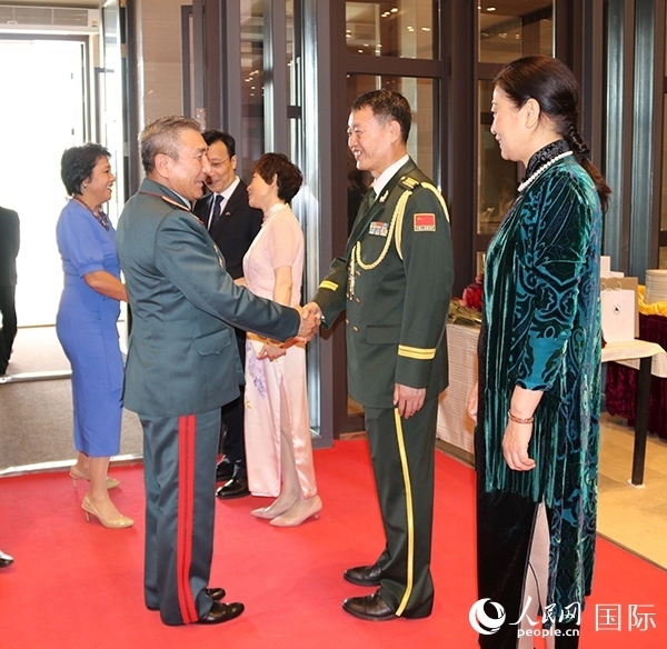 國防武官胡德君大校迎接賓客。人民網(wǎng)記者李強攝