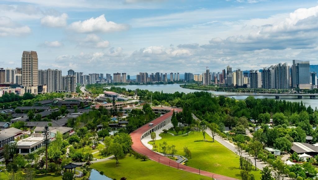 4月30日拍攝的天漢濕地公園景色。新華社發(fā)（李偉 攝）