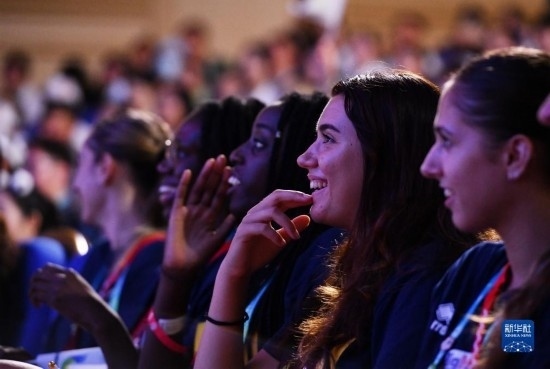 7月29日，外國(guó)運(yùn)動(dòng)員在聯(lián)歡會(huì)現(xiàn)場(chǎng)觀看節(jié)目。新華社記者 張端 攝