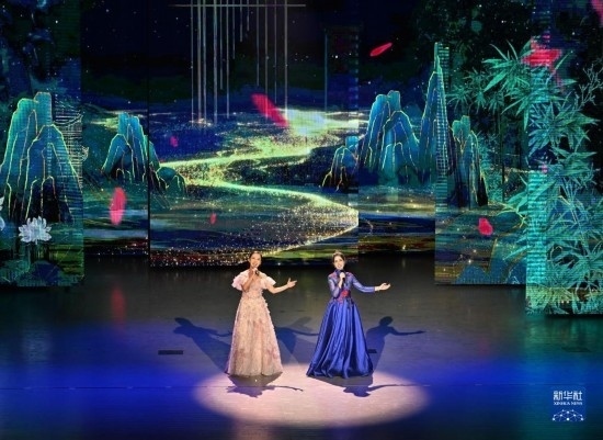 7月29日，演員在聯(lián)歡會(huì)現(xiàn)場(chǎng)演唱。新華社記者 蔡湘鑫 攝