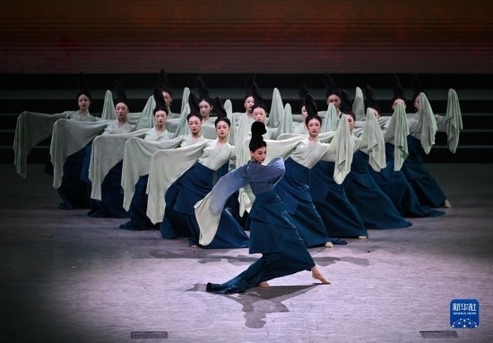 7月29日，演員在聯(lián)歡會(huì)現(xiàn)場(chǎng)表演《只此青綠》。新華社記者 蔡湘鑫 攝