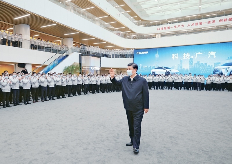 2023年4月10日至13日，中共中央總書記、國家主席、中央軍委主席習(xí)近平在廣東考察。這是12日下午，習(xí)近平在廣汽研究院向職工們揮手致意。 新華社記者 鞠鵬/攝