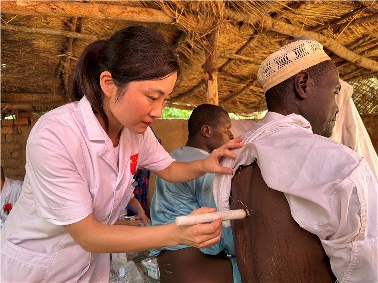 圖為吉安市中心人民醫(yī)院中醫(yī)科副主任醫(yī)師王李妮為患者進(jìn)行針灸治療。中國(guó)駐乍得醫(yī)療隊(duì)提供