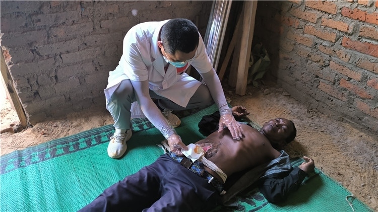 圖為南昌大學(xué)第二附屬醫(yī)院胃腸外科主治醫(yī)師周智勇檢查切口疝患者。中國(guó)駐乍得醫(yī)療隊(duì)供圖