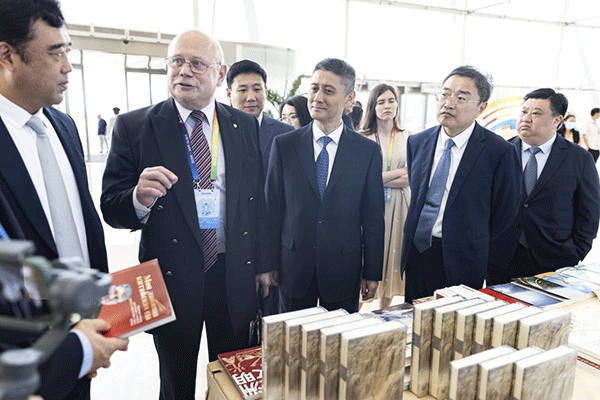 與會(huì)嘉賓參觀主題書(shū)展。人民畫(huà)報(bào)社供圖