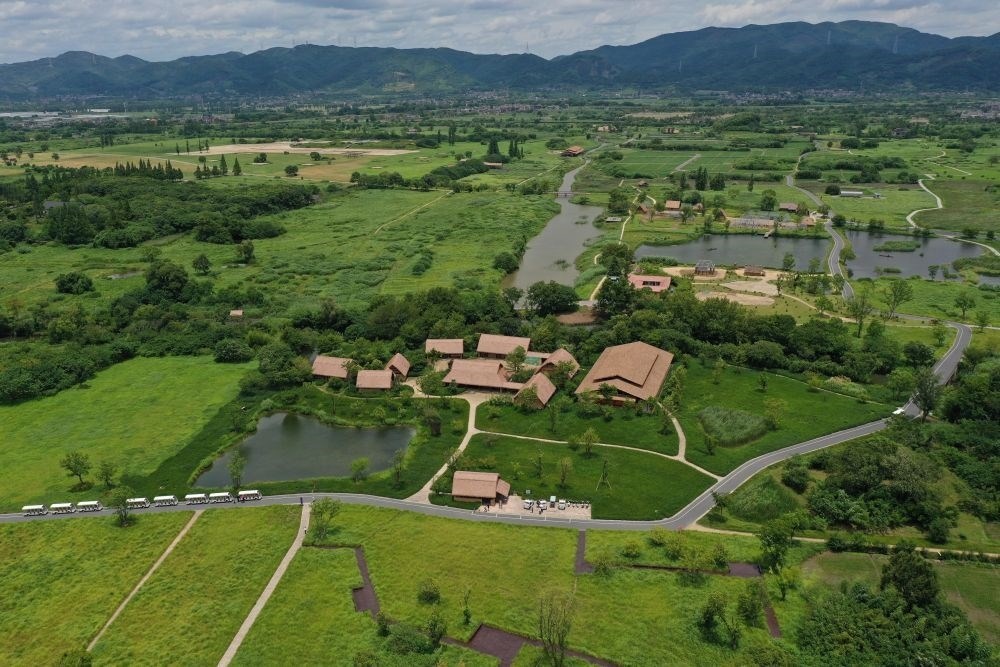 這是在浙江省杭州市余杭區(qū)拍攝的良渚古城遺址公園（2022年7月6日攝，無(wú)人機(jī)照片）。新華社記者 黃宗治 攝