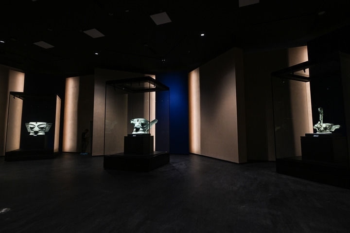 7月26日在三星堆博物館新館拍攝的展品。新華社記者 王曦 攝