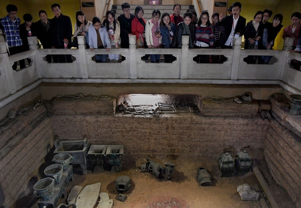 游客在河南安陽(yáng)殷墟宮殿宗廟遺址內(nèi)的婦好墓參觀（2018年10月12日攝）。新華社記者 李安 攝