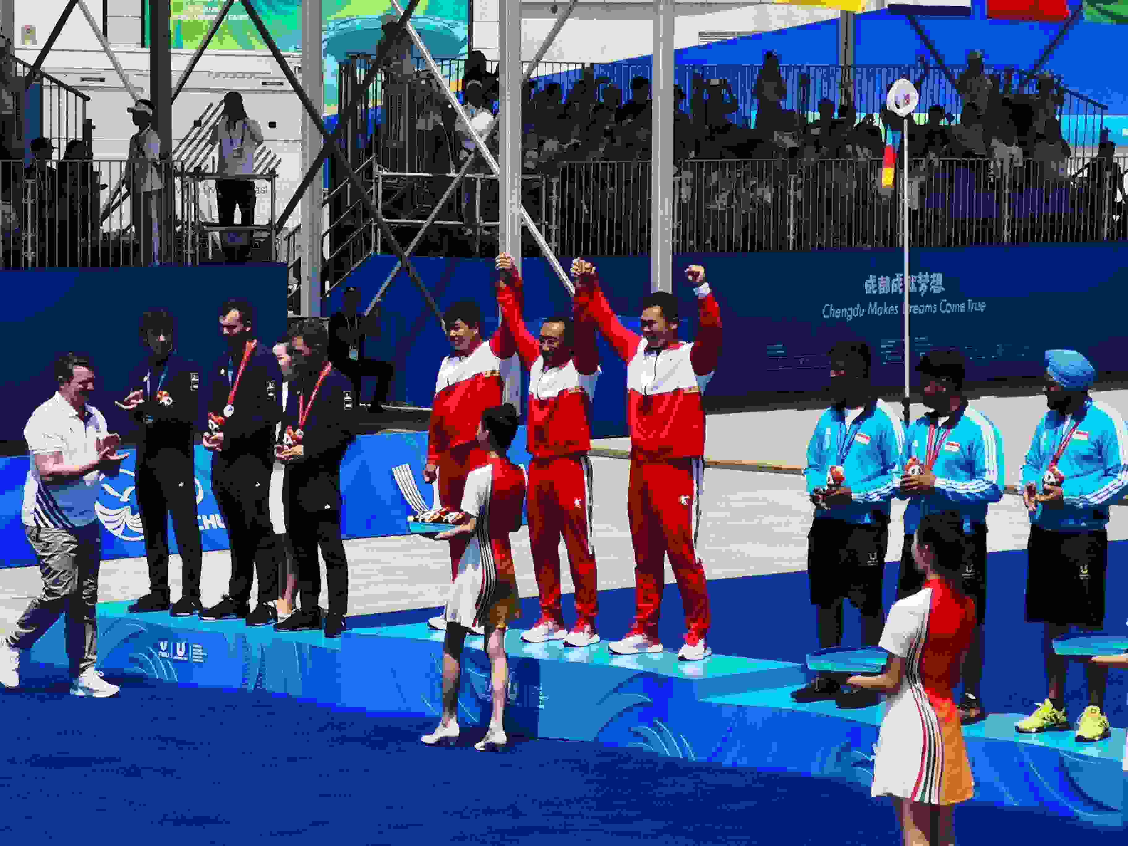 7月30日，在成都大運(yùn)會(huì)男子復(fù)合弓團(tuán)體頒獎(jiǎng)儀式中，中國(guó)隊(duì)?wèi)c祝奪得冠軍。 人民網(wǎng)記者 楊磊攝