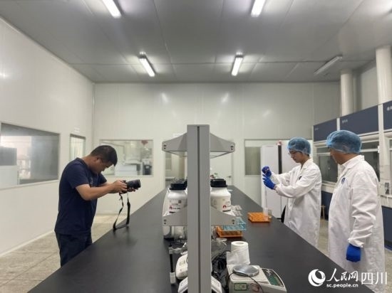 記者在位于成都市大邑縣的海光食品有限公司進(jìn)行采訪。人民網(wǎng)記者 何旭攝