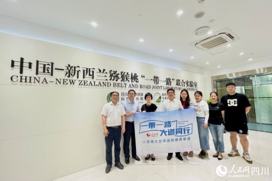 采訪團(tuán)走進(jìn)中國(guó)-新西蘭獼猴桃“一帶一路”聯(lián)合實(shí)驗(yàn)室。人民網(wǎng)記者 朱虹攝