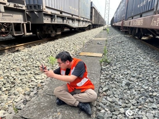 記者在成都北編組站編組場(chǎng)拍攝。人民網(wǎng)記者 王紹紹攝