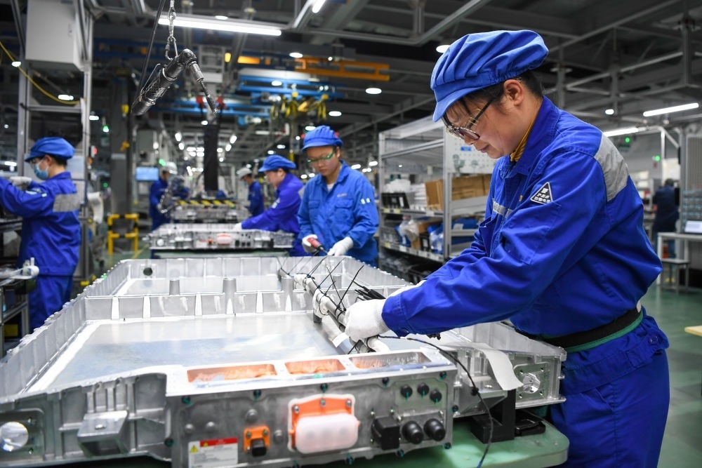 在位于江蘇常州溧陽(yáng)的上汽時(shí)代動(dòng)力電池系統(tǒng)有限公司，工人在車間進(jìn)行電池生產(chǎn)（2023年2月16日攝）。常州市擁有鋰電池電芯及配套生產(chǎn)企業(yè)120余家，動(dòng)力電池產(chǎn)業(yè)2022年實(shí)現(xiàn)產(chǎn)值超1700億元。新華社記者 李博 攝
