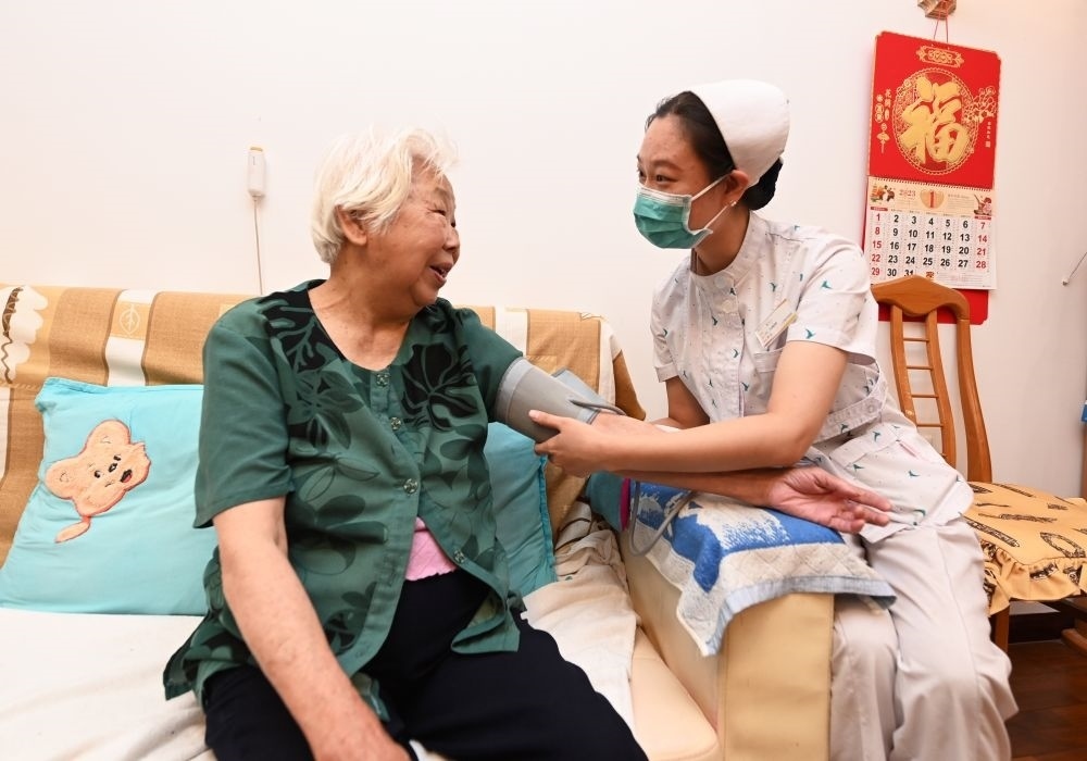 河北廊坊三河市燕達(dá)金色年華健康養(yǎng)護(hù)中心醫(yī)務(wù)人員為入住老人測(cè)量血壓（2023年7月20日攝）。新華社記者 朱旭東 攝