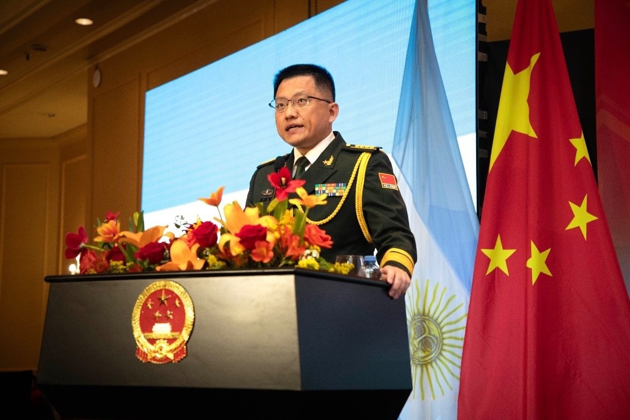 中國(guó)駐阿根廷大使館武官劉淼大校致辭。中國(guó)駐阿根廷大使館供圖