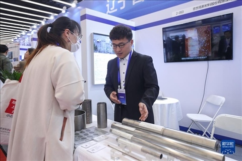 4月8日，參展商在2023中國(guó)中小企業(yè)發(fā)展大會(huì)“專精特新”中小企業(yè)展覽會(huì)上向觀眾介紹產(chǎn)品。新華社記者 龍雷 攝