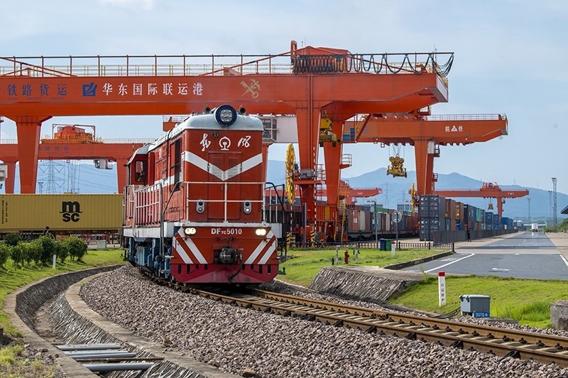 △2023年7月25日，在浙江省金華市華東國際聯(lián)運(yùn)港，一輛“義新歐”中歐班列裝載著110個標(biāo)箱日用百貨、家用電器、家裝材料等貨物，啟程駛向哈薩克斯坦。