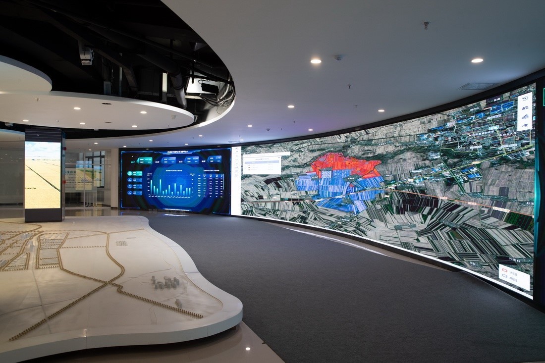 黑龍江省慶安縣數(shù)字農業(yè)指揮中心平臺上展示的黑土地情況（4月26日攝）。新華社記者 張濤 攝