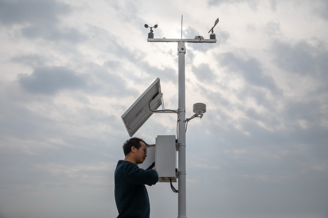 在北大荒集團閆家崗農場有限公司農業(yè)現(xiàn)代化示范區(qū)，工作人員在調試氣象設備（4月27日攝）。新華社記者 張濤 攝