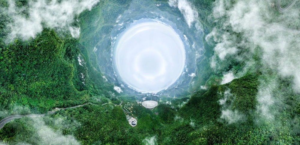 6月22日拍攝的“中國天眼”全景（維護保養(yǎng)期間拍攝，無人機全景拼接照片）。新華社記者 歐東衢 攝