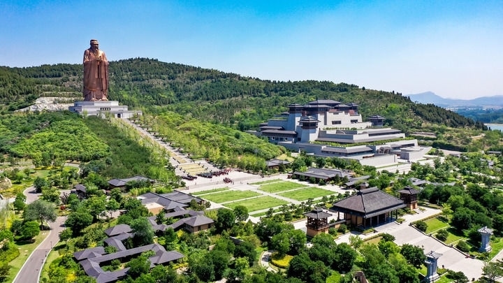 這是2023年6月8日拍攝的山東省曲阜市尼山圣境（無(wú)人機(jī)照片）。新華社記者 郭緒雷 攝