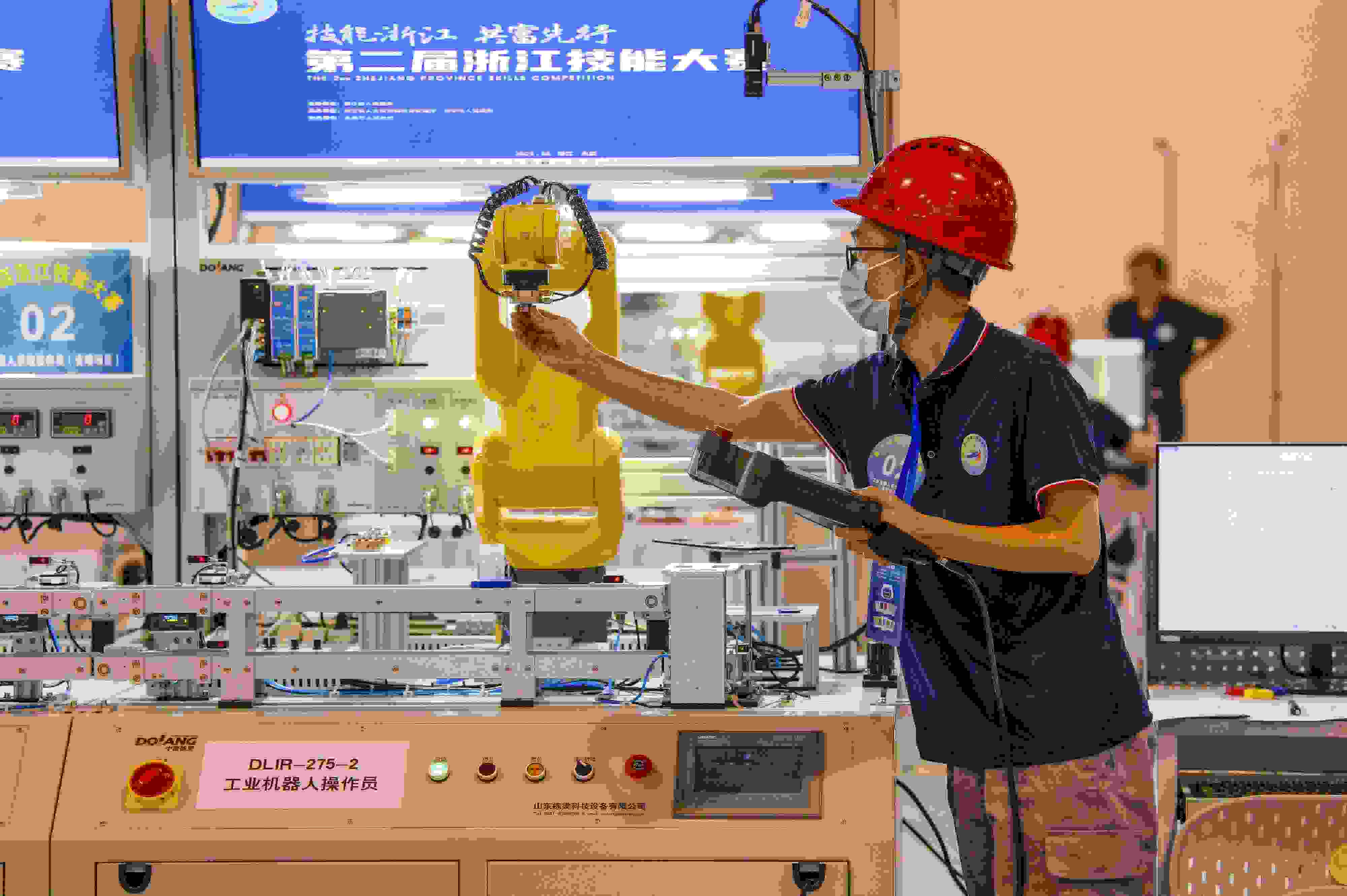 2023年6月19日，第二屆浙江技能大賽在永康市國際會展中心舉行。參賽選手在進(jìn)行工業(yè)機器人系統(tǒng)操作員項目比賽。