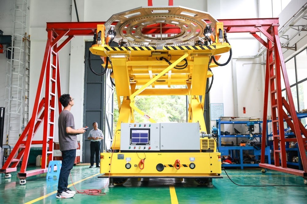 7月26日，工作人員在調(diào)試饋源接收機拆裝機器人。新華社記者 歐東衢 攝