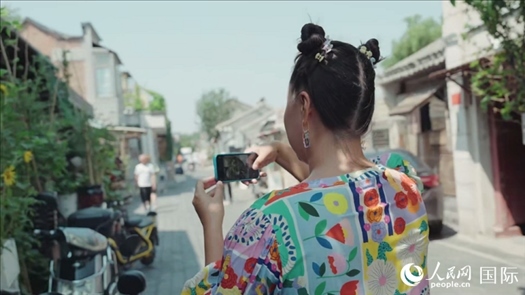 柳芭在胡同里采風(fēng)。人民網(wǎng) 張若涵攝