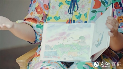 柳芭向人民網(wǎng)記者展示自己的作品。人民網(wǎng) 張若涵攝