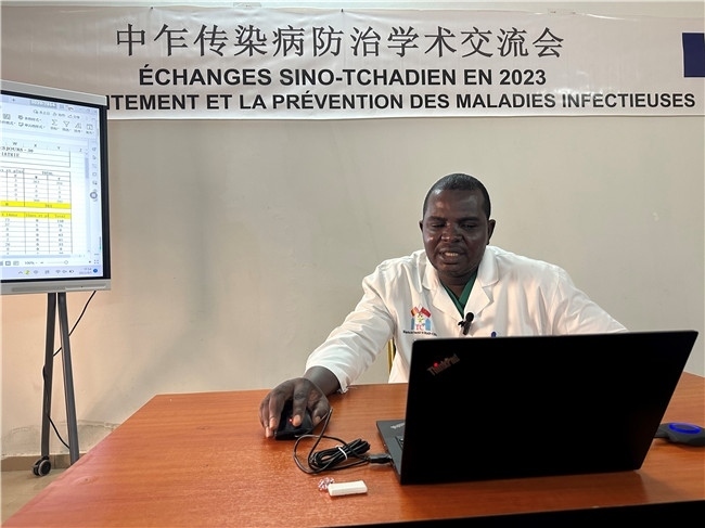 圖為中乍友誼醫(yī)院兒科護(hù)士長(zhǎng)穆罕默德·阿米勒·阿里授課。中國(guó)援乍得醫(yī)療隊(duì)供圖