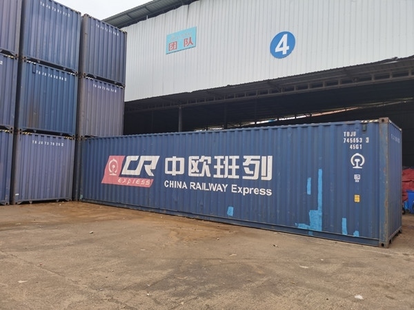 即將以“中老鐵路+中歐班列”模式過境運輸?shù)募b箱。朱益孝攝