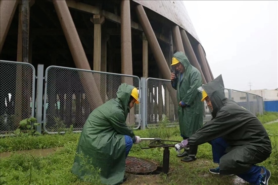 華能北京熱電廠員工操作排水閥降低水塔水位。 受訪者供圖
