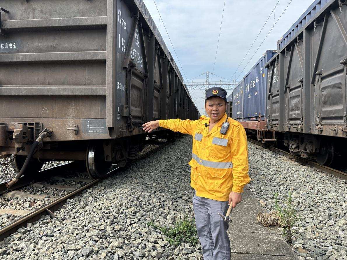 劉偉在向記者介紹檢車注意事項。人民網(wǎng) 王紹紹攝