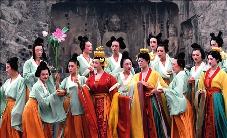 演員在洛陽龍門石窟景區(qū)禮佛臺(tái)演繹《文昭皇后禮佛圖》(2021年4月25日攝)李安攝 / 本刊