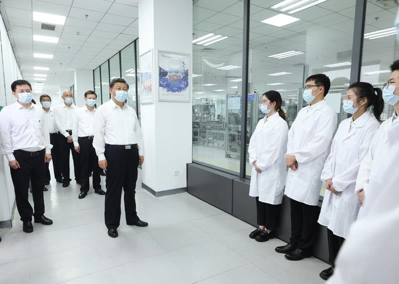 2023年7月6日，習近平總書記在江蘇南京市考察南瑞集團有限公司，同年輕研發(fā)人員親切交流。