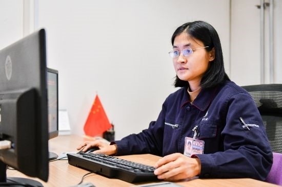 工作中的劉艷梅。航空工業(yè)沈飛供圖
