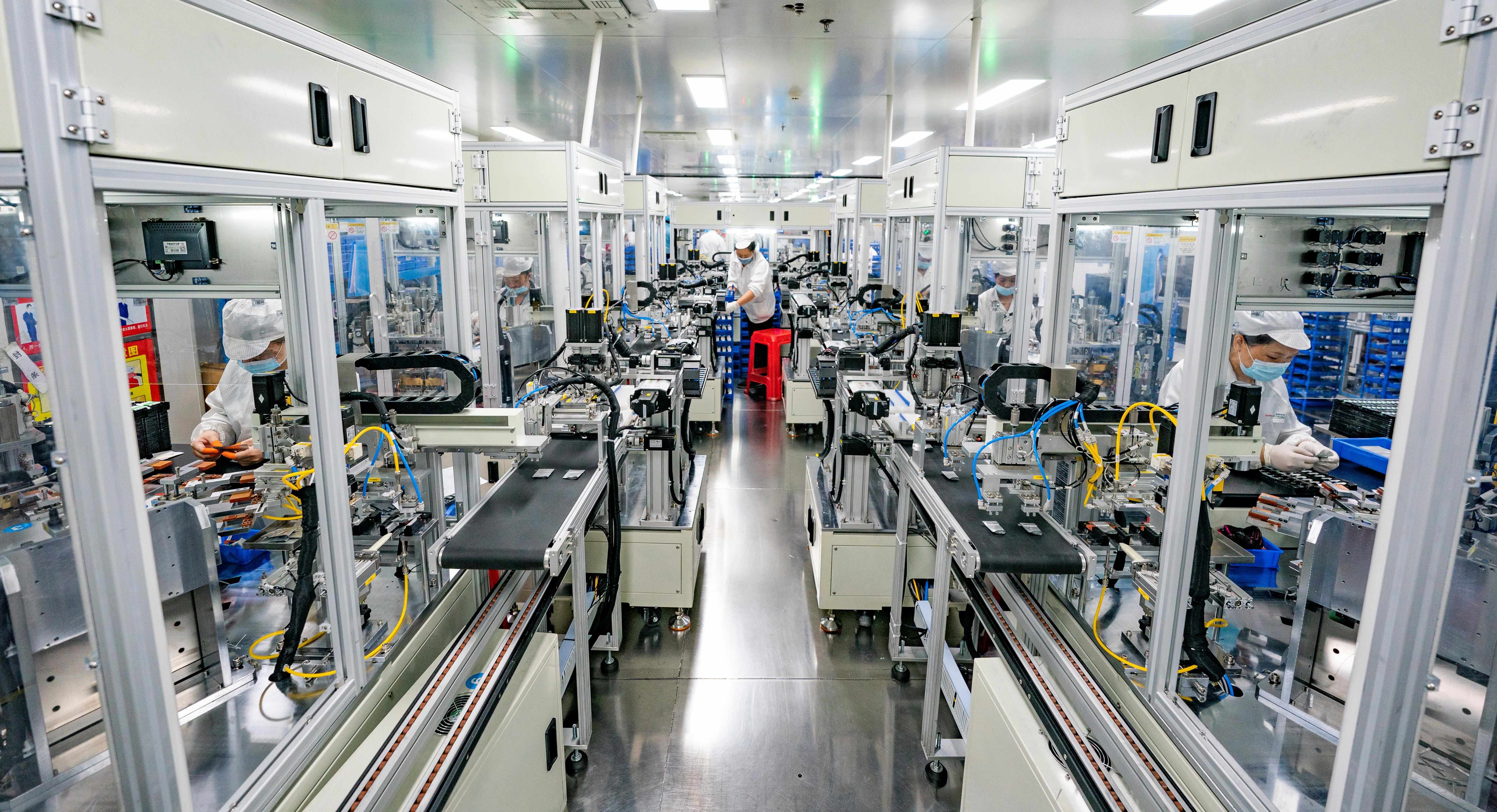 2023年5月17日，江西新余一家電子公司生產車間內，技術工人在鋰電池生產線忙于趕制訂單產品。