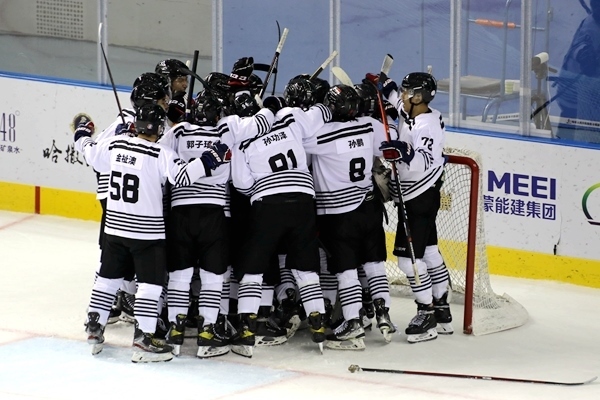 內(nèi)蒙古隊(duì)球員慶祝比賽勝利。人民網(wǎng)記者 胡雪蓉?cái)z