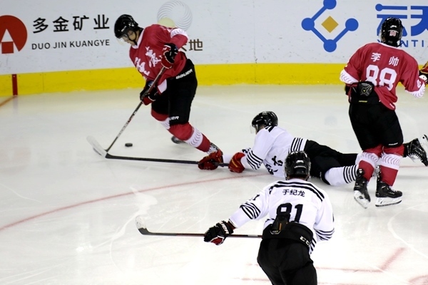 重慶隊(duì)球員與內(nèi)蒙古球員拼搶。人民網(wǎng)記者 胡雪蓉?cái)z